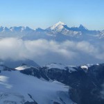 Majestätisch-überragt-das-Weisshorn-alles,-selbst-Zinalrot--und-Matterhorn