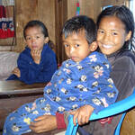 Drei Kinder in Kharikhola