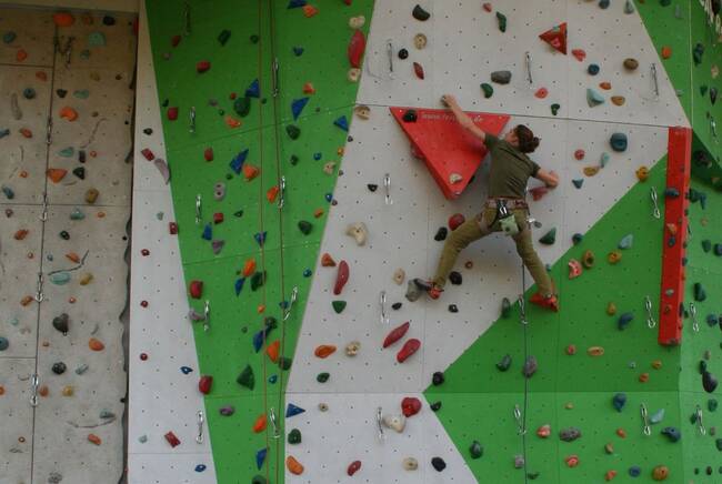 Ein Kletterer trainiert an unserer Outdoor-Kletteranlage, die ein breites Angebot für Kletter- und Boulderfans bietet.